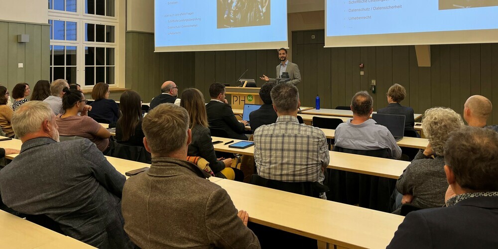Georg Winder, Dozent Medien und Informatik, referiert zu KI.