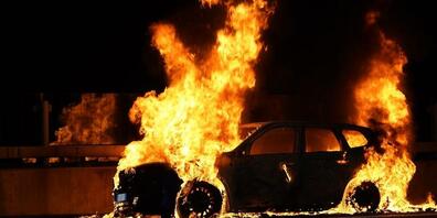 Der Schaden des Brandes an Auto und Strasse belief sich auf mehrere 100'000 Franken.