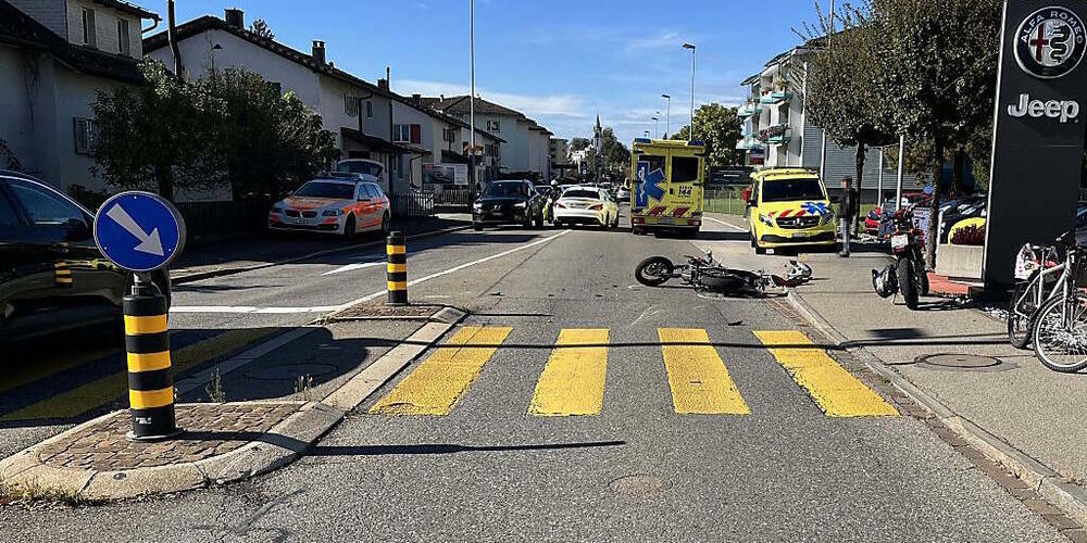 Eine Fussgängerin wurde in Rapperswil-Jona von einem Motorrad erfasst.