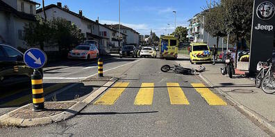 Eine Fussgängerin wurde in Rapperswil-Jona von einem Motorrad erfasst.