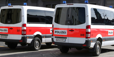 Ein 36-jähriger Autofahrer und ein elfjähriges Kind, das bei ihm mitfuhr, wurden in Volketswil beim Zusammenstoss mit einem anderen Auto verletzt. (Symbolbild)