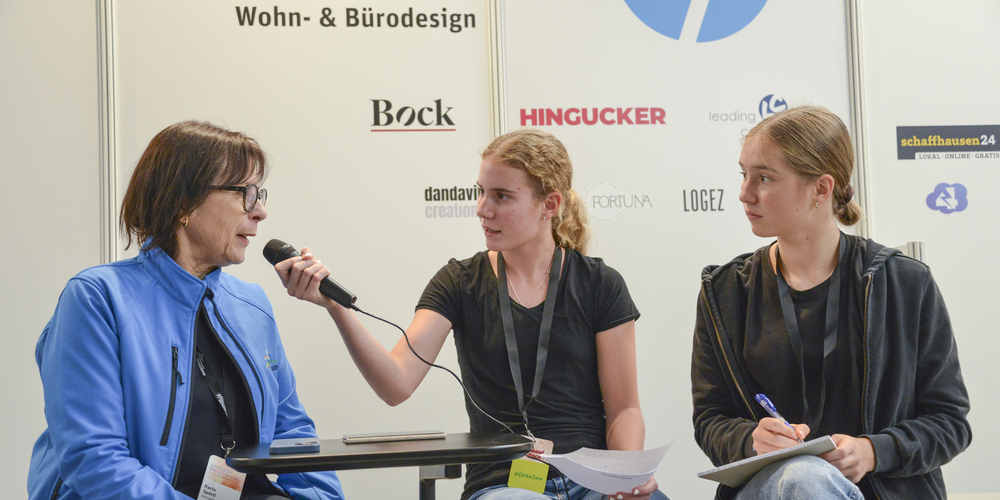 Céline und Anuschka im  Gespräch mit Karin Spörli, Leiterin der Herbstmesse.