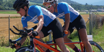 Der paralympische Handbiker Felix Frohofer und die paralympische Schwimmerin sowie Tandem Fahrerin Chantal Cavin besuchen die Primarschule in Uster.