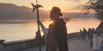 Der Nachtwächter mit Hut und Laterne erzählt spannende Geschichten und faszinierende Anekdoten aus dem nächtlichen Rapperswil.