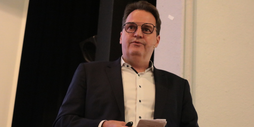 Wall Street-Kenner und Wirtschaftsjournalist Jens Korte informierte und unterhielt die zahlreichen Zuhörerinnen und Zuhörer am Finanzapéro der Toggenburger Raiffeisenbanken bestens.