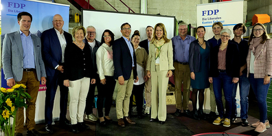 Präsident Urs Rhyner (links) mit den beiden neu gewählten Heinz Theiler und Petra Gössi (Mitte), sowie den anwesenden Neben-listen-Kandidierenden.