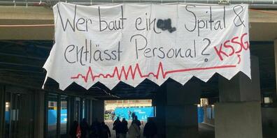 Auf dem Areal des von einem grösseren Umbau betroffenen St.Galler Kantonsspitals fand letzte Woche eine erste Protestaktion der Mitarbeiterinnen und Mitarbeiter statt. (Archivbild)