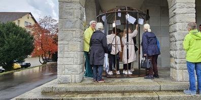 Der „Armutskäfig steht bei der katholischen Kirche in Niederuzwil. Er zeigt verschiedene Aspekte der Armut auf.