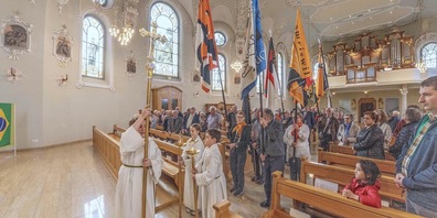 Der feierliche Kirchen-Einzug mit den Fahnen der zwölf Kolpingfamilien aus der Ostschweiz.