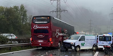 Die Kollision von einem Reisecar, zwei Lieferwagen, einem Personenwagen und einem Motorrad ging mit vier Leichtverletzten verhältnismässig glimpflich aus.