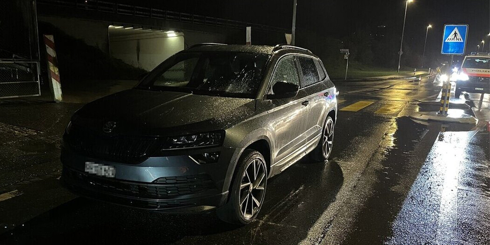 Unbestimmt verletzt: In Flums ist es gestern Abend zu einer Kollision zwischen einem Auto und einem Fussgänger gekommen. (Bilder Kapo St. Gallen)