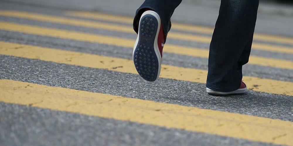 Der Fussgänger wurde bei dem Unfall erheblich verletzt. (Symbolbild)