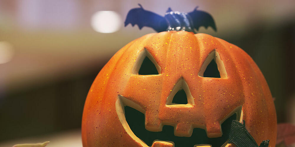 Wegen Halloween mussten zahlreiche Polizeipatrouillen ausrücken, meist wegen Eierwürfen und Feuerwerkskörpern. (Symbolbild)