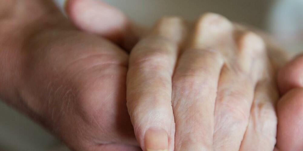 Das Zürcher Stimmvolk wird voraussichtlich über Sterbehilfe in Alters- und Pflegeheimen abstimmen. Eine Initiative will, dass alle Heime Sterbehilfe zulassen müssen. Bisher können private Heime dies ablehnen, etwa aus religiösen Gründen. (Sym...