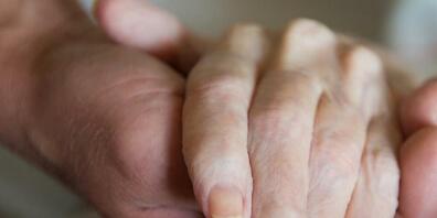 Das Zürcher Stimmvolk wird voraussichtlich über Sterbehilfe in Alters- und Pflegeheimen abstimmen. Eine Initiative will, dass alle Heime Sterbehilfe zulassen müssen. Bisher können private Heime dies ablehnen, etwa aus religiösen Gründen. (Sym...