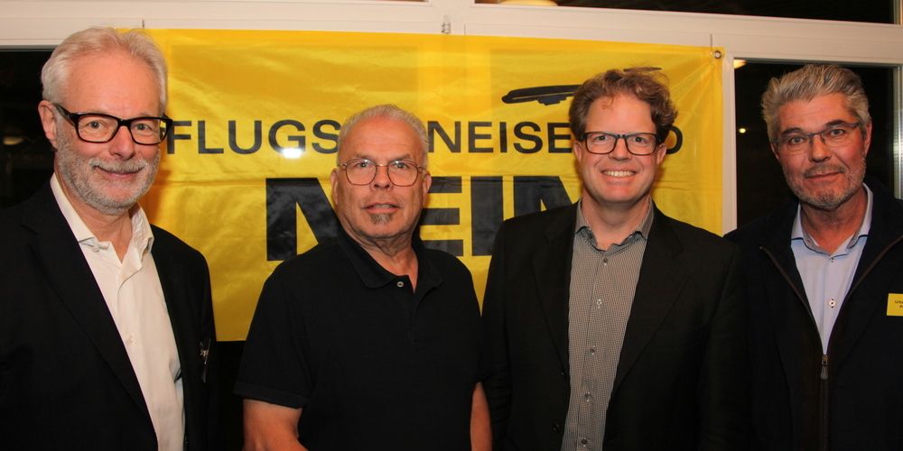 Gruppenbild der «Südschneisler» (v. l.): Geschäftsführer Edi Rosenstein vom «Verein Flugschneise Süd – Nein (VFSN)», Walter Oertle, IG pro Zürich 12, Küsnachts Gemeindepräsident Markus Ernst sowie Urban Scherrer, VFSN-Präsident.