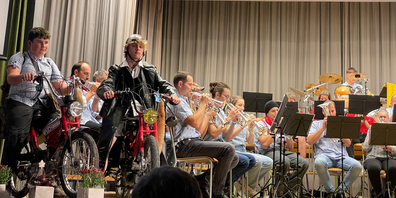 Die beiden jungen Musiker Yannis Keller und Marino Meienhofer auf dem Weg in den Süden