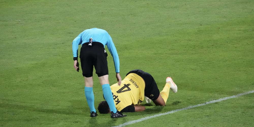 Die Young Boys am Boden. Da kann auch der Schiedsrichter nicht mehr helfen.