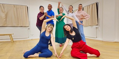  Bildlegende Sitzend v.l.: Mihaela (Pilates), Rahel (Yoga) Stehend v.l.: Maria (Balla&Brucia), Joel (Salsa), Maria (Flamenco), Rebecca (Dancess), Manuela (Everdance).