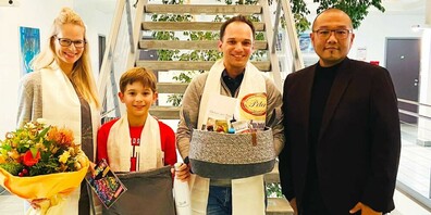 Gemeindepräsident Namgyal Gangshontsang begrüsst den 5000. Einwohner mit seiner Familie.