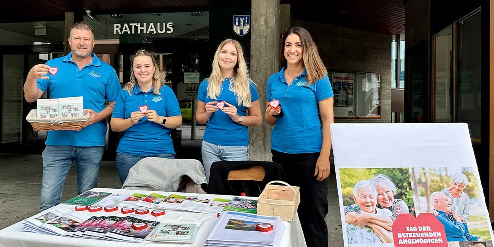 Sagen allen Danke, die Angehörige betreuen, Nachbarschaftshilfe leisten oder anderen  Mitmenschen in irgendeiner Form eine Freude bereiten: Die Mitarbeiterinnen der Abteilung Soziales und Gesellschaft in Walenstadt und Gemeinderat Thomas Schnider.