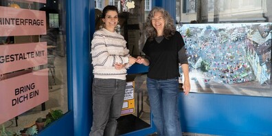 Astrid Dörig übergibt die Schlüssel an Sonja Steiger.