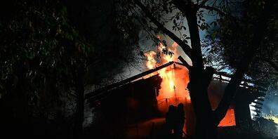 Die Einsatzkräfte konnten das bereits in Vollbrand stehende Holzhaus nicht mehr retten.