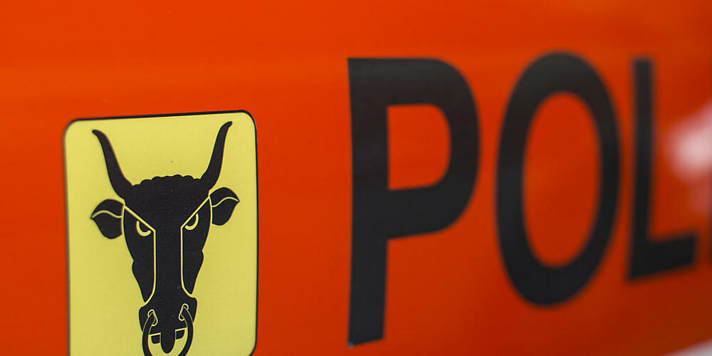 Die Kantonspolizei Uri meldet, dass ein Kind auf einem Parkplatz in Altdorf von einem Auto angefahren und dabei erheblich verletzt worden ist. (Symbolbild)