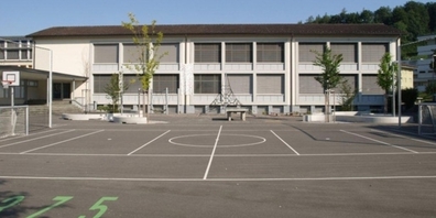 Das Mittelstufen-Schulhaus Büel gilt als eines der geeignetsten öffentlichen Gebäude in Uznach für den Bau einer Photovoltaik-Anlage. (Archivbild)