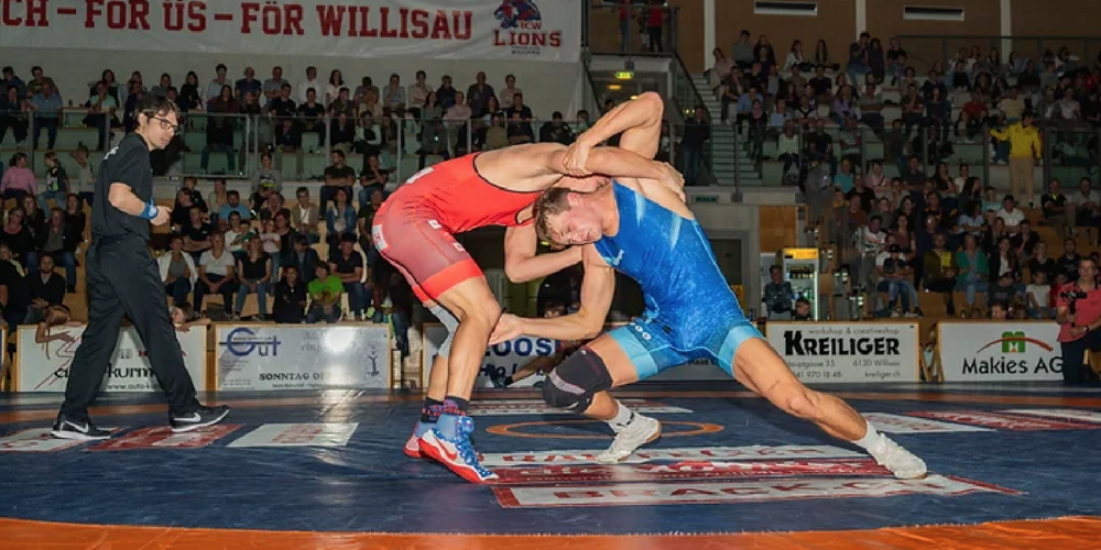 Nicolas Steiger (blau) gewann in der Hinrunde bis 75kg Freistil gegen den Willisauer Florian Bissig