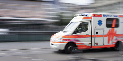 Ein 49-jähriger Mann musste am Donnerstagabend in Zürich ins Spital gebracht werden, nachdem er zuvor von drei Unbekannten attackiert und verletzt wurde. (Symbolbild)