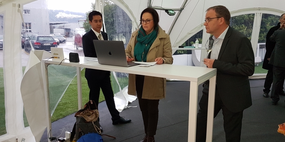 Stadträtin Zschokke, Vertreterin des Ankeraktionärs Rapperswil-Jona, gibt ihre Stimme elektronisch ab.