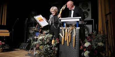 Christa Köppel und Thomas Lüchinger bei der Übergabe des «Goldiga Törgga»