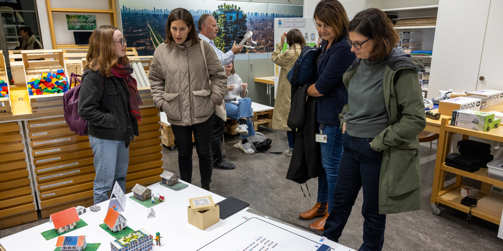 Teilnehmende machen sich ein Bild vom Lernarrangement «Future City – Zukunft (er)leben und gestalten».