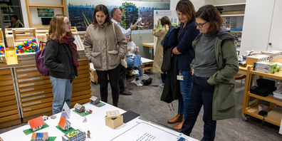 Teilnehmende machen sich ein Bild vom Lernarrangement «Future City – Zukunft (er)leben und gestalten».