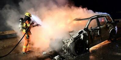 Vier Insassen eines Autos sind in der Nacht auf Sonntag unverletzt geblieben, als ihr Fahrzeug auf der Autobahn A2 in Richtung Stans in Vollbrand geriet.