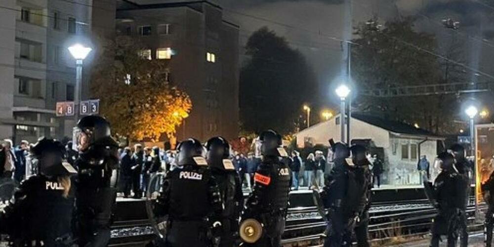 Die Kantonspolizei Zürich hat drei Jugendliche nach einer Auseinandersetzung nach dem Eishockeyspiel zwischen den Kloten Flyers und dem ZSC verhaftet.