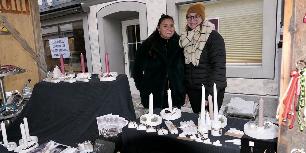 Irene (li.) und Nina hielten mit ihrem Geschenkartikel-Stand die Stellung