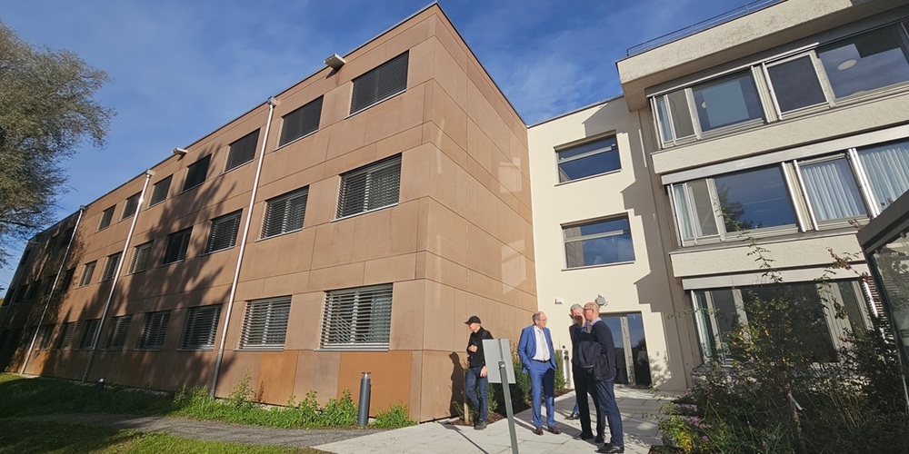 Gut sichtbare Erweiterung: Verbunden durch einen Mittelteil erkennt man links im Bild den Erweiterungsbau in Modulbauweise und rechts den Altbau des Spitals Wil.