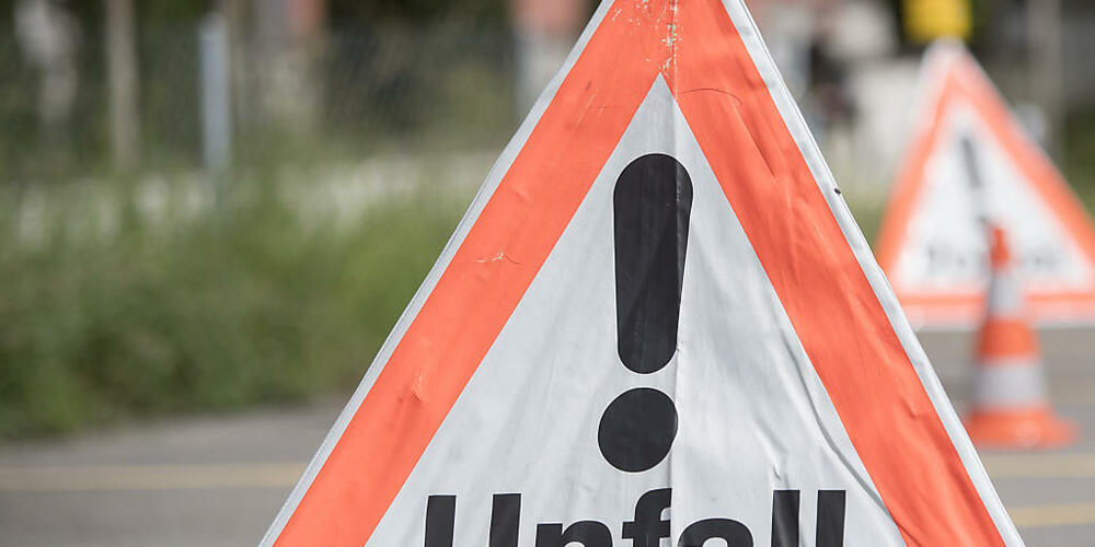 Die Zuger Polizei sucht Zeugen des Unfalls. (Symbolbild)