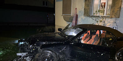 Das Auto kollidierte mit einem Zaun und kam im Garten eines Hauses zum Stillstand.