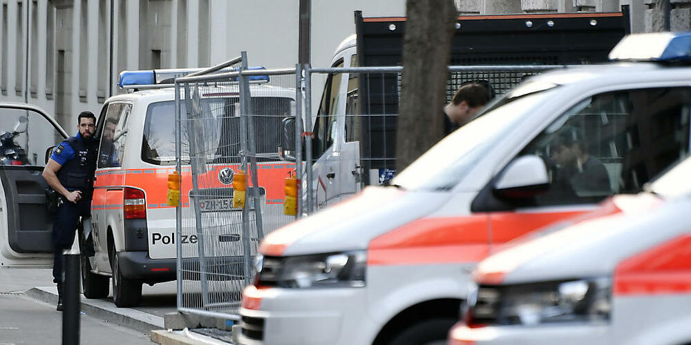 Bei einer Auseinandersetzung zwischen mindestens sechs Männern sind am frühen Sonntagmorgen im Zürcher Kreis 4 drei von ihnen durch eine Stichwaffe verletzt worden. (Archivbild)