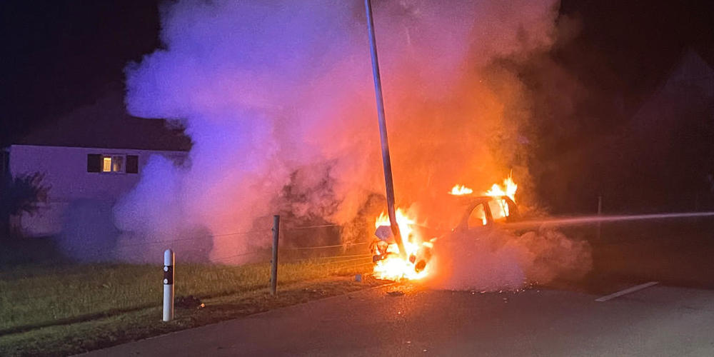 Bei einem Selbstunfall ist ein Auto am frühen Samstagmorgen nach der Kollision mit einer Strassenlampe in Altnau TG in Flammen aufgegangen.