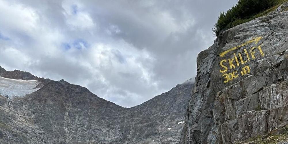 Beim Versuch einen Lieferwagen zu Überholen ist am Freitagnachmittag ein 63-jähriger Motorradlenker auf der Sustenstrasse bei Wassen UR verunfallt.