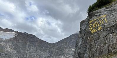 Beim Versuch einen Lieferwagen zu Überholen ist am Freitagnachmittag ein 63-jähriger Motorradlenker auf der Sustenstrasse bei Wassen UR verunfallt.
