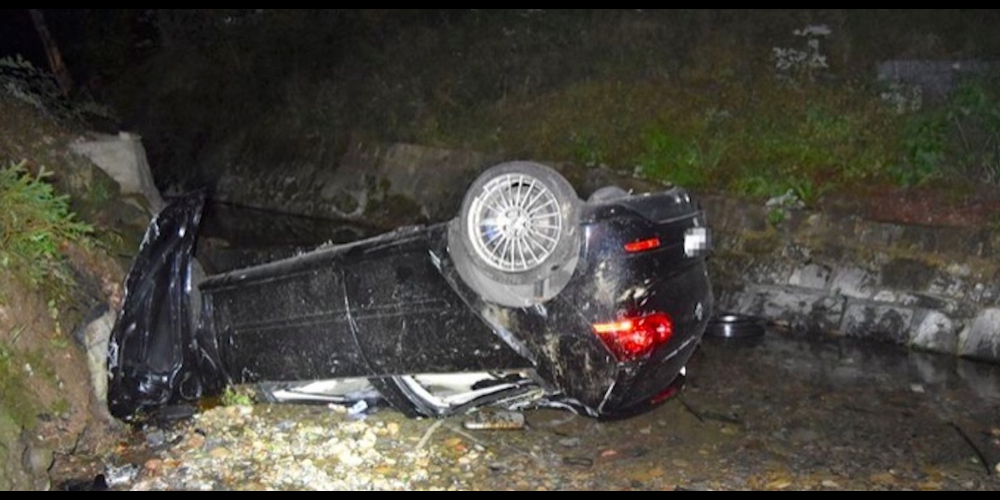 Das Auto kam  auf dem Dach liegend zum Stillstand.