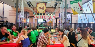 Das feierliche Abendessen im Freihof-Festzelt, Gossau.