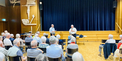 Fragestunde zu den Missbräuchen. Bischof Markus Büchel (r.)