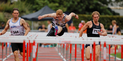 3.	Felix Doll läuft über die 110m Hürden auf den starken 2. Platz.