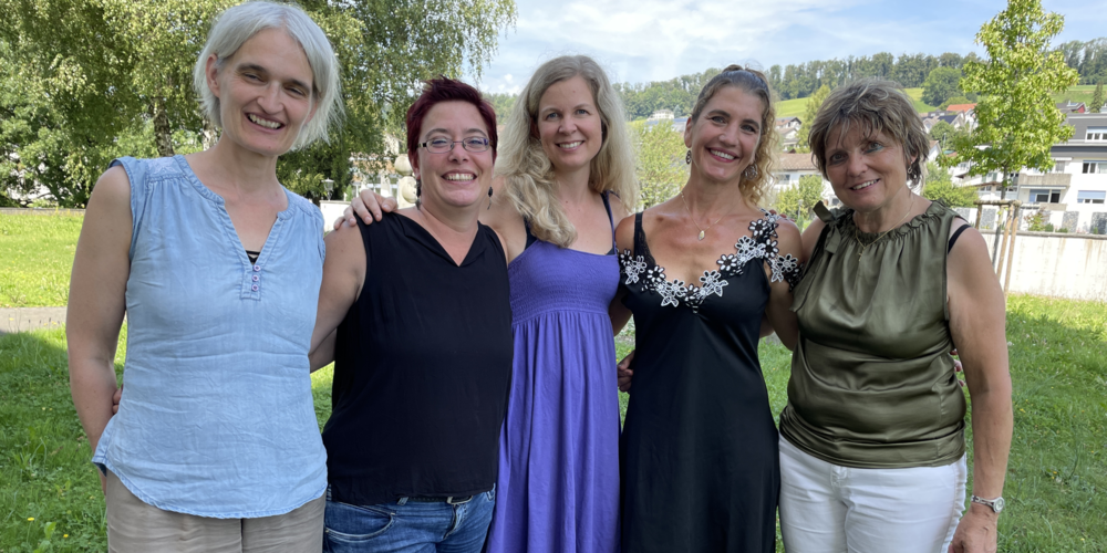 Für das Leitungsteam und rund 100 Kinder aus den Pfarreien Eschenbach, Goldingen, St.Gallenkappel und Walde gehen die Proben für das Musical «Die Zauberorgel» in die heisse Phase. Auf dem Foto (v.l.n.r.): Edith Pécaut, Flurina Gadient, Fabienne Romer, Tonja Popov und Marie-Louise Romer. Auf dem Bild fehlt David Schwarb.